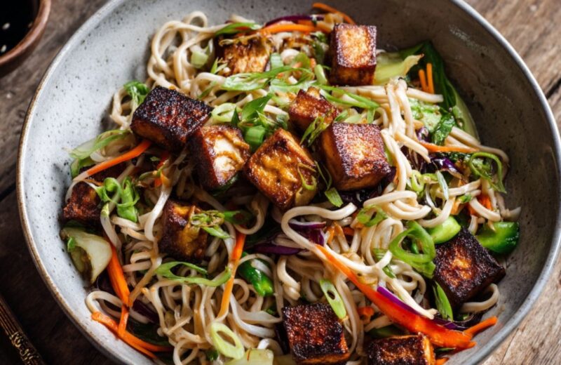 Brz stir-fry sa nudlama: povrće, jaje, soja sos i susamovo ulje – ukusan i lagan obrok.