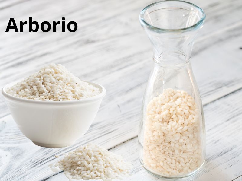 Arborio pirinač u činiji i podudi za odlaganje pirinča