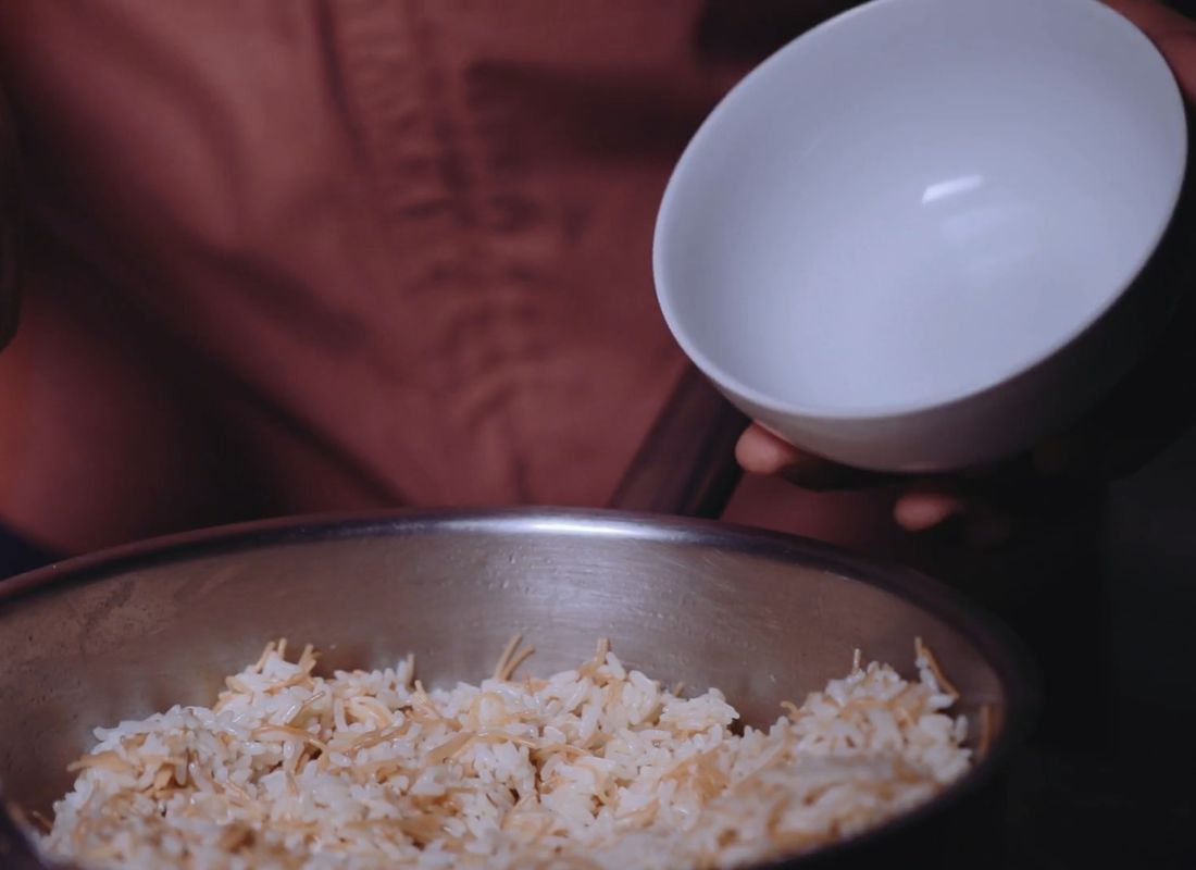 osoba sprema pirinač 