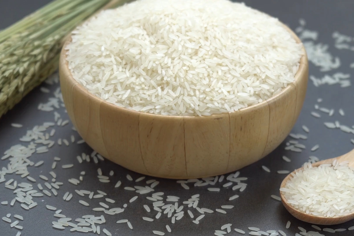 priinač u činiji rasut po stolu