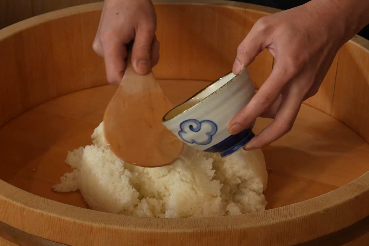 osoba priprema pirinač sa kokosom