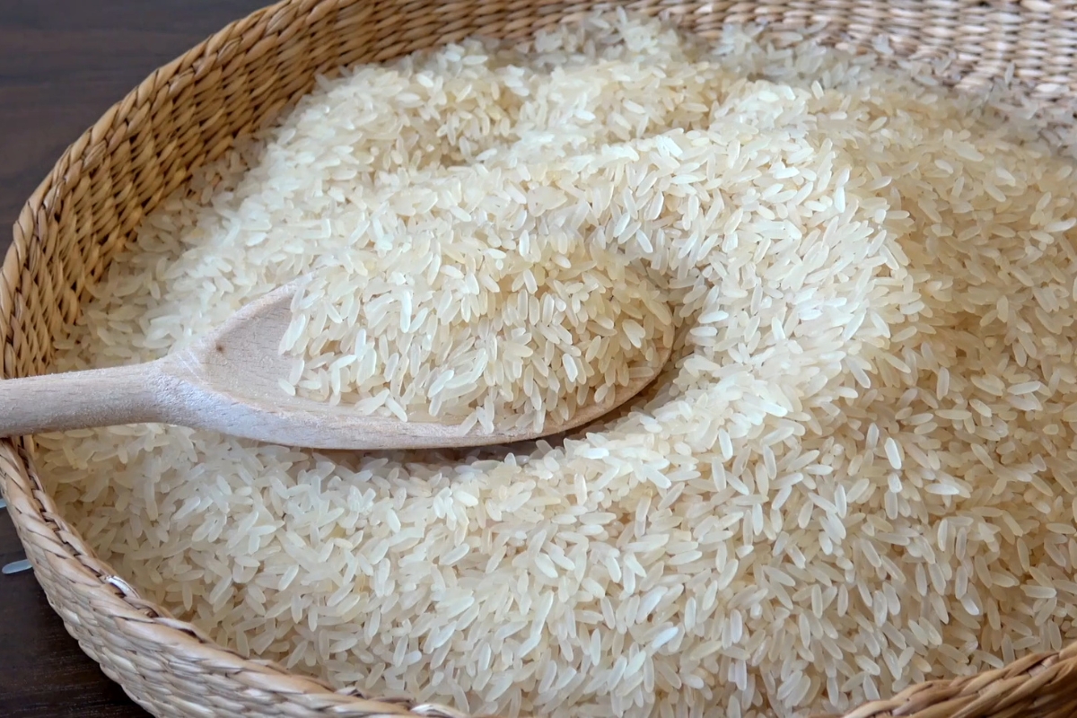 pirinač u drvenoj činiji