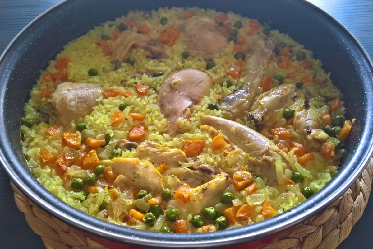 prikaz pilava sa piletinom i mesom