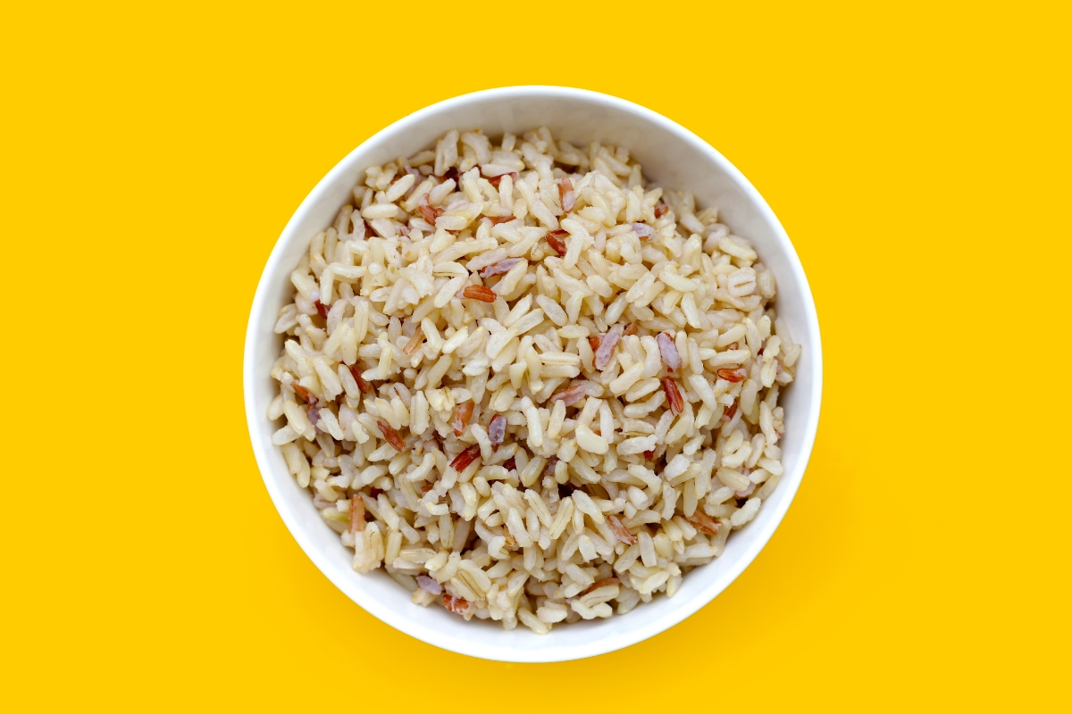 prikaz integralnog pirinča u činiji na žutoj pozadini