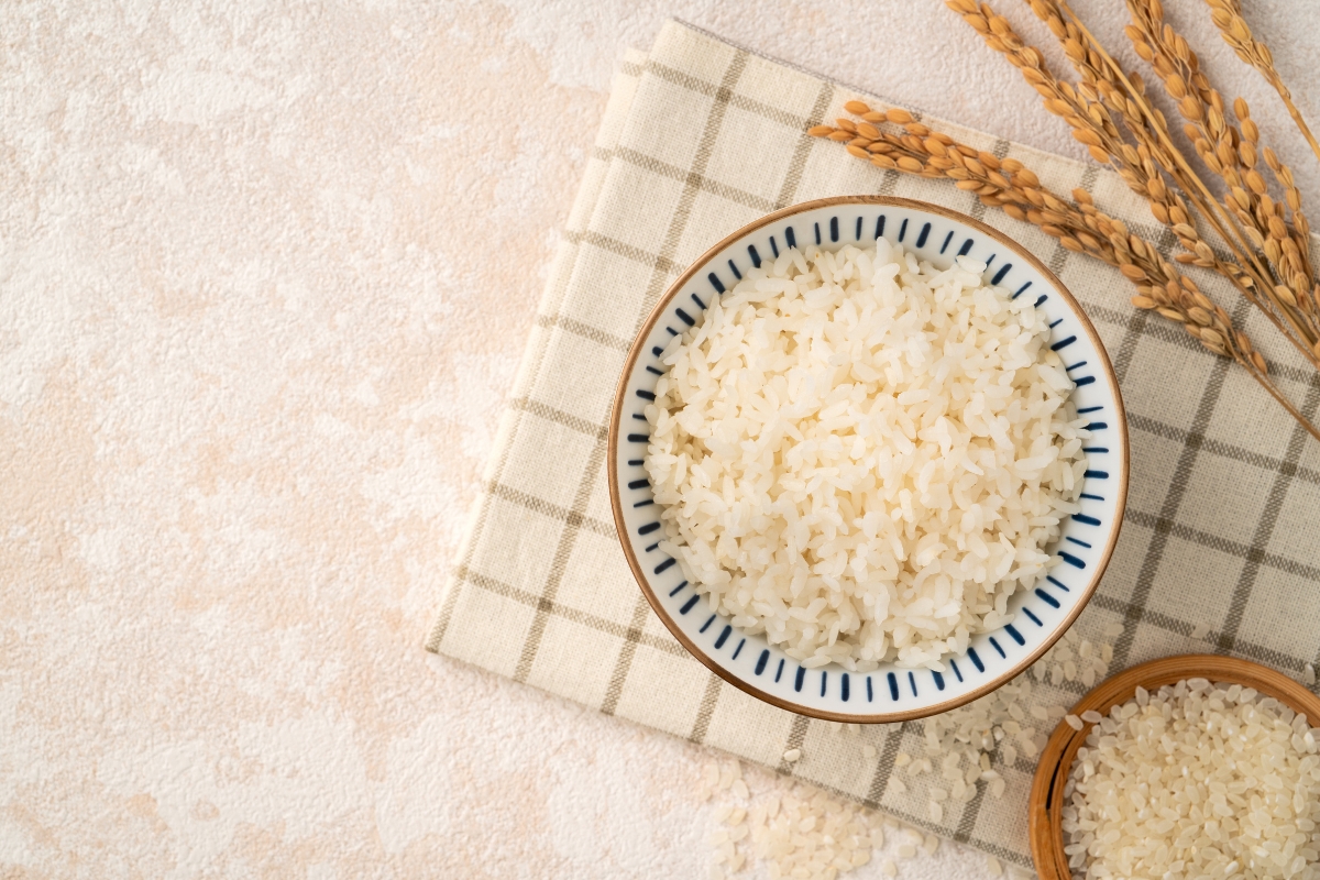 prikaz pirinča u 2 činije