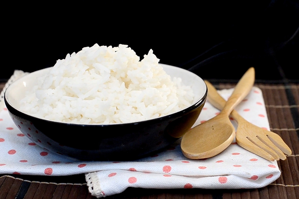 serviran pirinač od kokosa u crnoj činiji