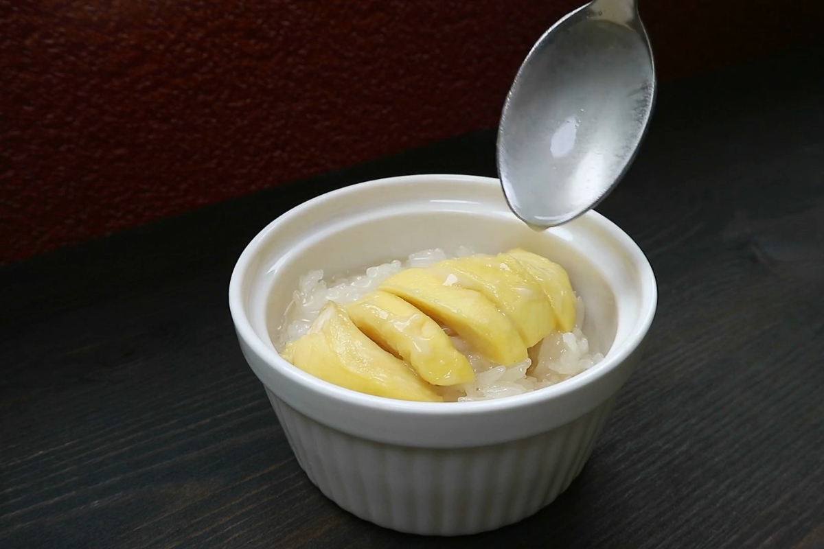 pirinač od kokosa i mango na njemu