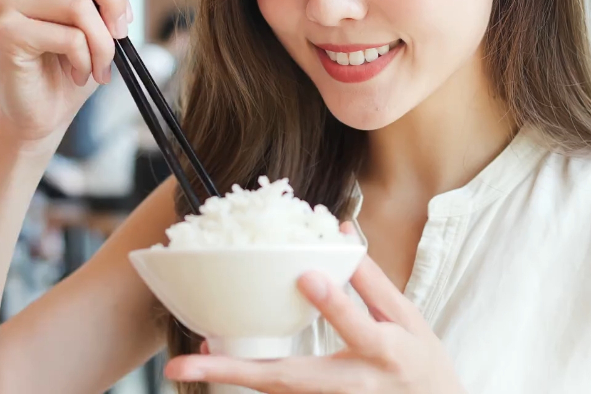 devojka jede pirinač