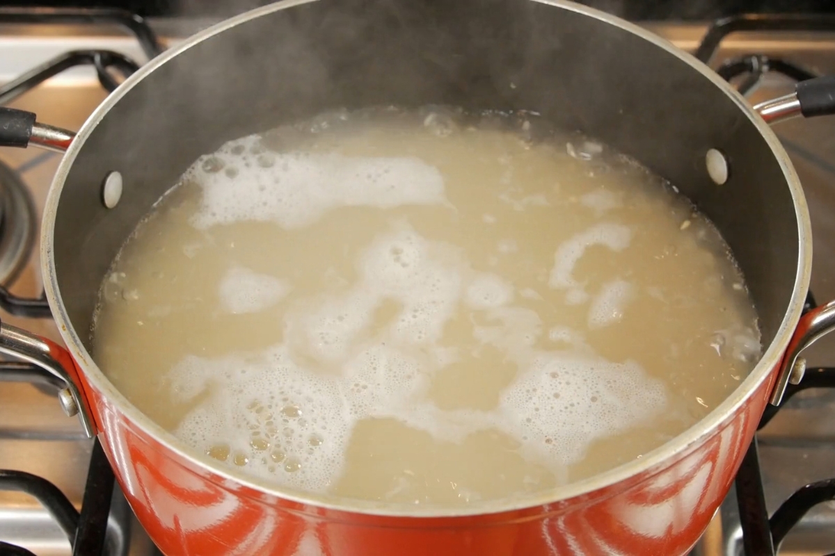 prikaz pirinča koji se kuva u šerpi