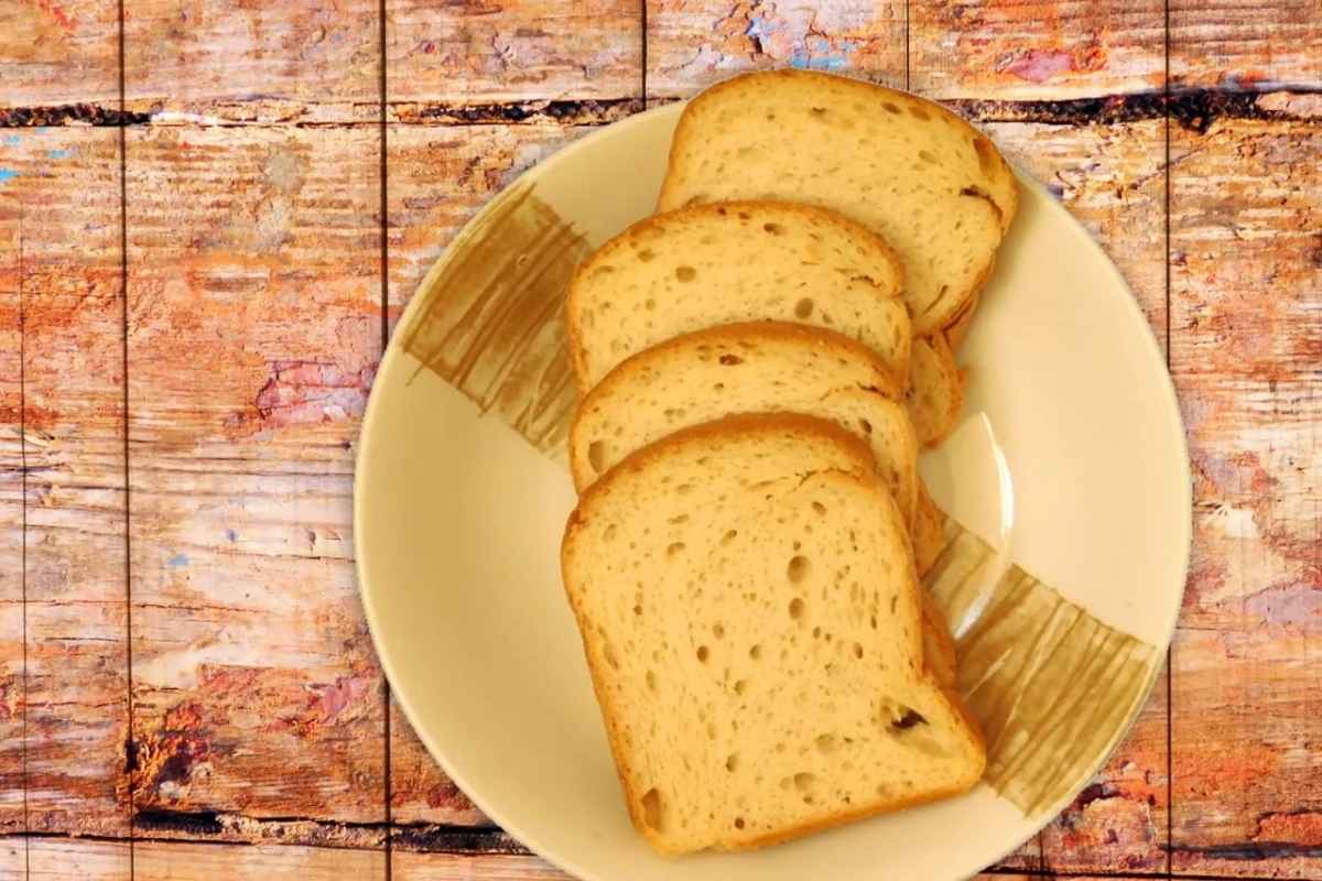 prikaz nekoliko parčića hleba na tanjiru